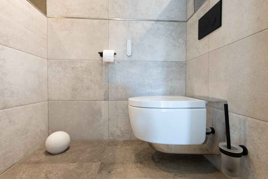 separates wandhängendes Dusch-WC mit schwarzer Druckspülplatte