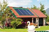 Ein Haus mit Solaranlage am Dach
