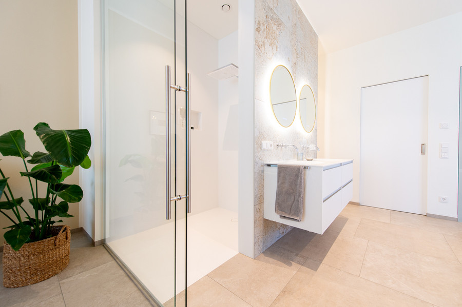 Badezimmer mit aus einem Stück gefräßter Corian Duschkabine