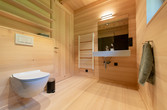 Bad mit Möbeln mit Holz
