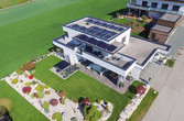 Einfamilienhaus mit PV-Anlage und Wärmepumpe zum Heizen und Kühlen