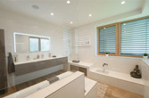 Bad mit Badewanne und Sitzbank