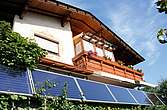Ein Haus mit Solaranlage im Garten