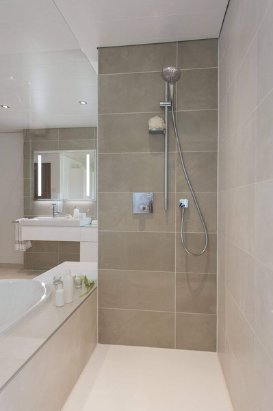 Badewanne und Dusche im neuen Bad