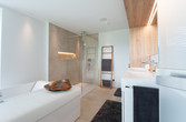 Bad mit Badewanne und bodenebener Dusche