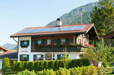 Ein Bauernhaus mit Solaranlage am Dach