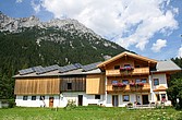 Große Solaranlage am Dach eines Nebengebäudes
