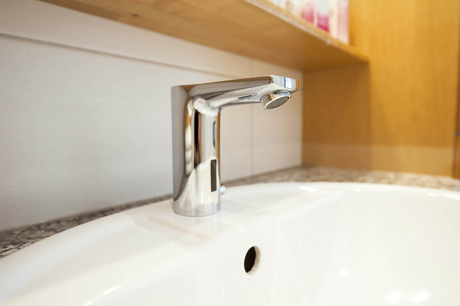 Waschbecken mit Armatur