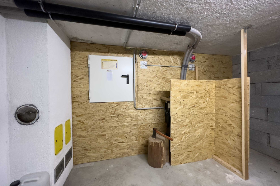 Das neue Pelletslager als abgetrennter Bereich im Holzlagerraum