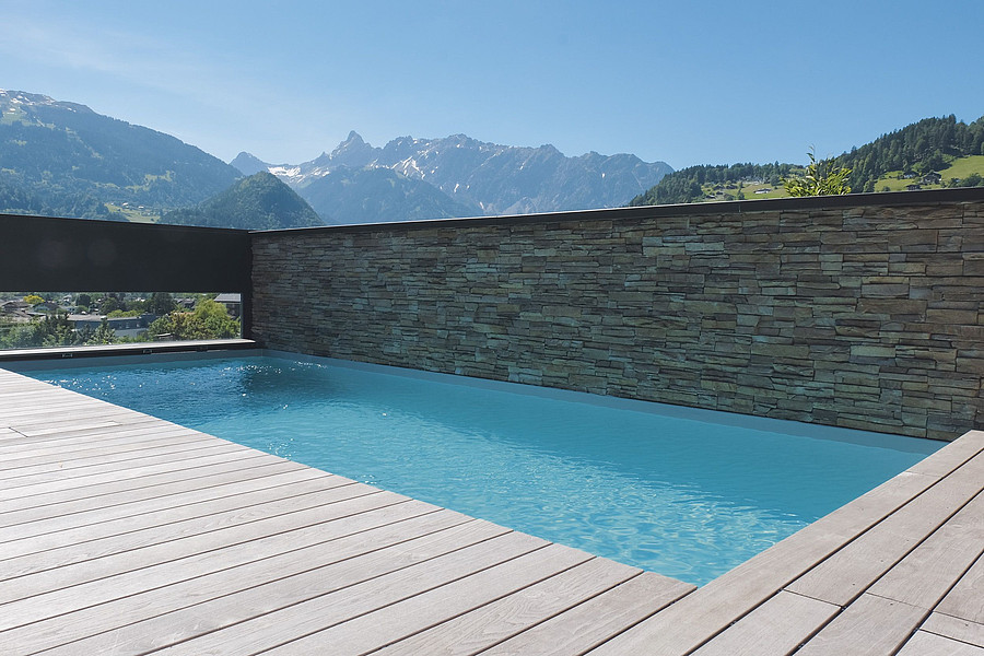 Ein Pool im Garten