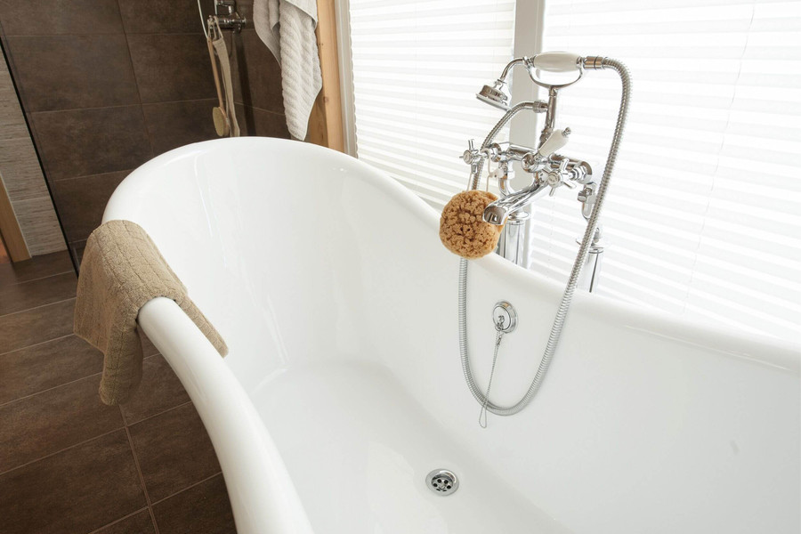 Freistehende Badewanne mit Armatur