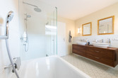 Bad mit bodenebener XL-Dusche und Badewanne