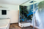 Bad mit Wanne und bodenebener Suche