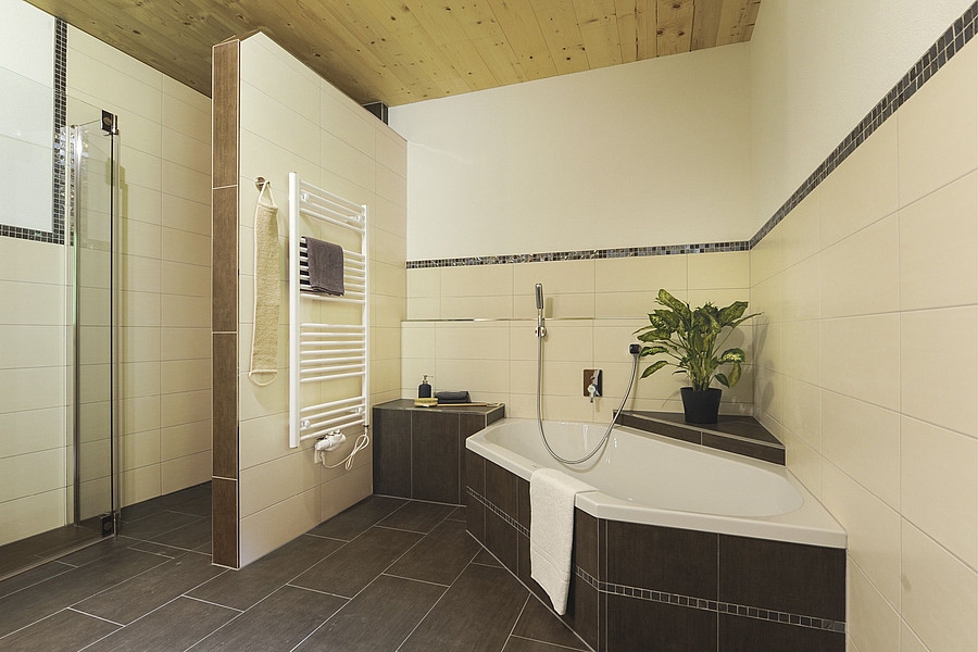 Badewanne mit praktischen Ablagefläche