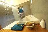 Bad mit eckiger Badewanne und Dusche 