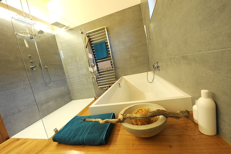 Bad mit Badewanne und Dusche