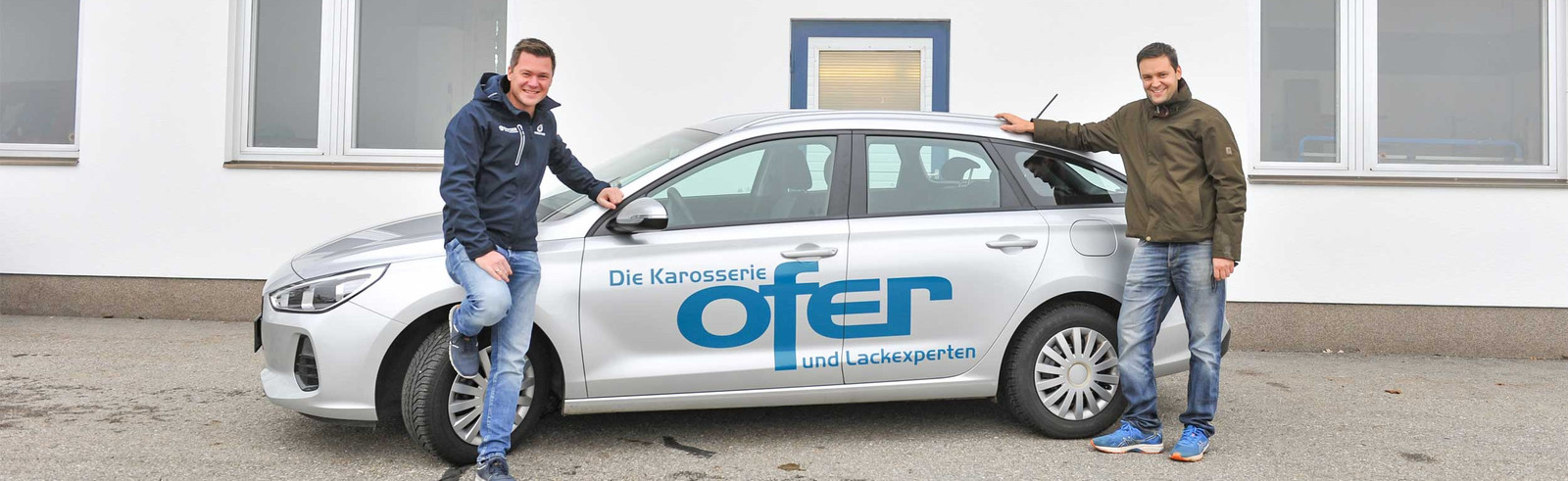HSH-Installatör Walter Spitzer und GF DI Rupert Ofer mit dem Firmenauto der Ofer GmbH