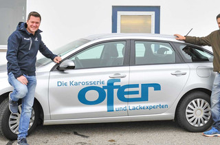 HSH-Installatör Walter Spitzer und GF DI Rupert Ofer mit dem Firmenauto der Ofer GmbH