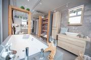 Badezimmer mit Holzmöbeln im Badschauraum von Magera in Lamprechtshausen