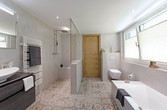 Bad mit bodenebener Dusche und Sitzbank