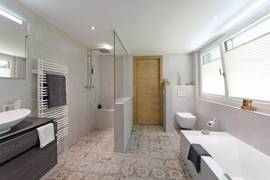 Bad mit Waschtisch, Badewanne und bodenebener Dusche