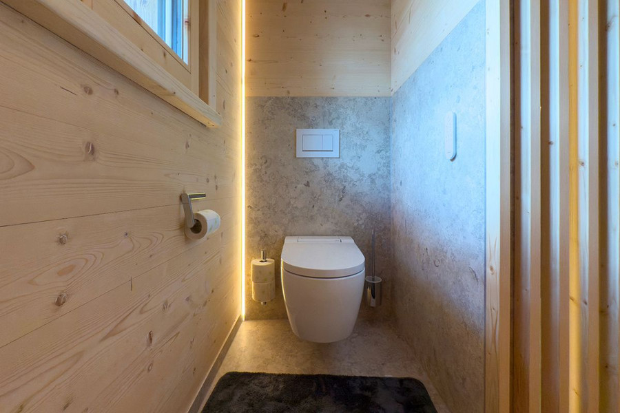 Dusch-WC Nische im modernen Bad mit Holzelementen