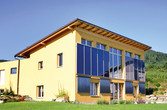 Ein Wohnhaus mit vorgesetzten Fassadenkollektoren
