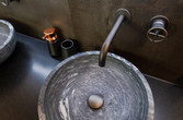 Naturstein Waschtisch mit schwarzer Armatur