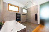 Bad mit Badewanne und bodenebener Dusche