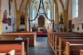 Innenansicht der Kirche St. Georgen im Pinzgau mit Altar