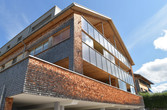 Moderne Holzhausarchitektur mit Solarthermie-Fassadenkollektoren