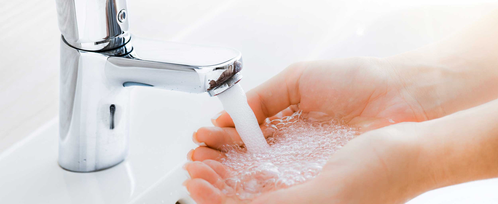Waschbecken mit Armatur, Hände waschen