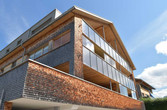 Mehrfamilienhaus mit SST Fassadenkollektor für Solarthermie, Referenzprojekt eines HSH-Installatörs