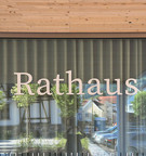 Ein Glaselement des Rathauses im Eingangsbereich