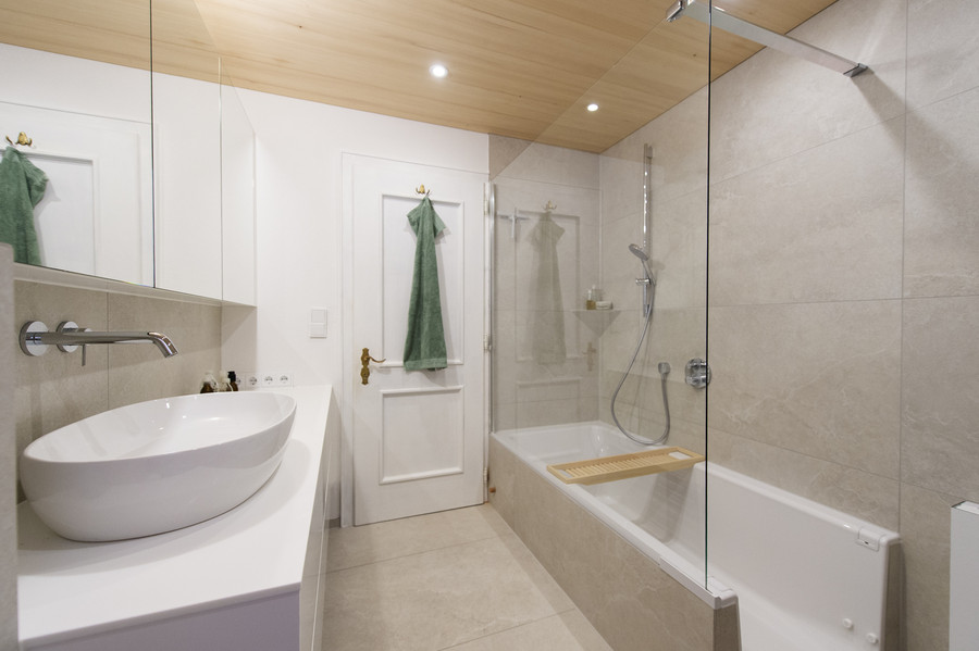 Badezimmer mit der Artweger JOICE Walk In + Badewanne