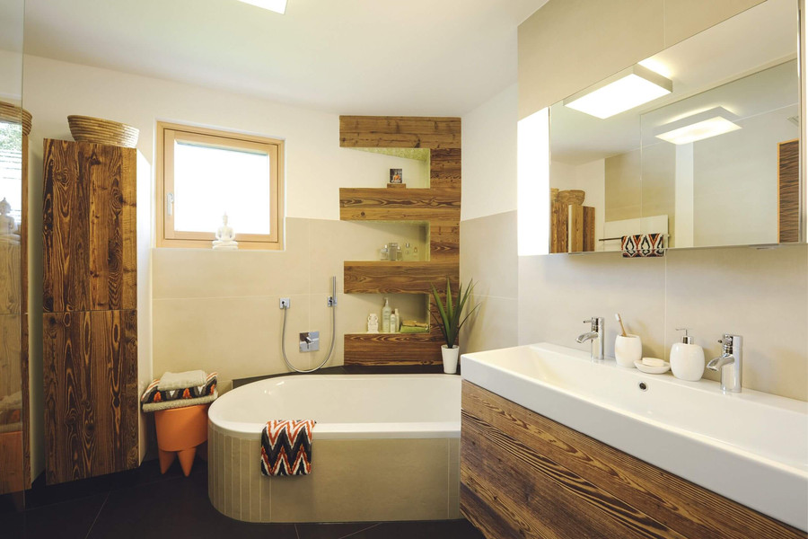 Bad mit Möbeln aus Holz und freistehender Badewanne