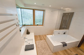 Wellness-Badewanne und bodenebene Dusche