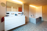 Badezimmer mit beleuchtetem Spiegel
