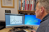 HSH-Installatör Max Mayr mit Bildschirm (Steuerungstechnik)