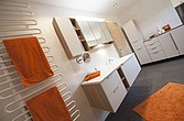 Bad mit Handtuchtrockner und Möbeln aus Holz