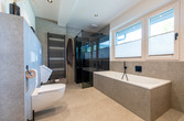 Bad mit bodenebener XL-Dusche und Badewanne