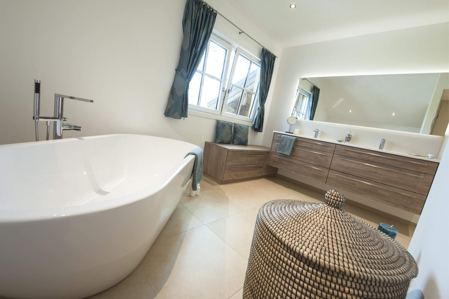 Freistehende Badewanne und Möbel aus Holz