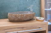 Badezimmer mit Waschbecken aus Naturstein