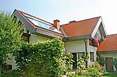 Ein Haus mit Solaranlage am Dach