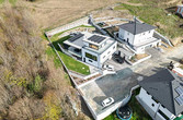 Das Haus befindet sich in leichter Hanglage