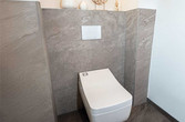 Das Dusch-WC in der räumlich getrennten Toilette