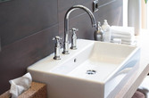Waschbecken mit Armatur