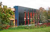 Ein Haus mit Solaranlage an der Fassade