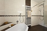 Bad mit Badewanne und Dusche