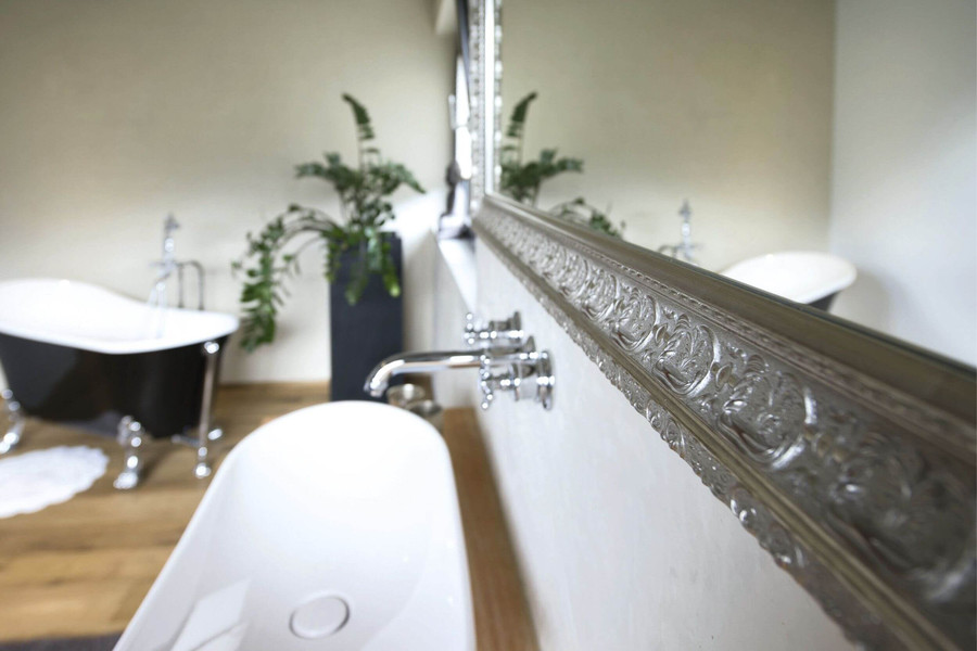 Freistehende Badewanne und Waschtisch mit Spiegel